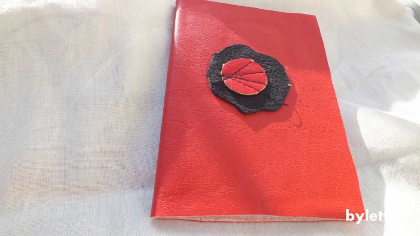 Carnet en skaÃ¯ artisanal fleur noir et rouge